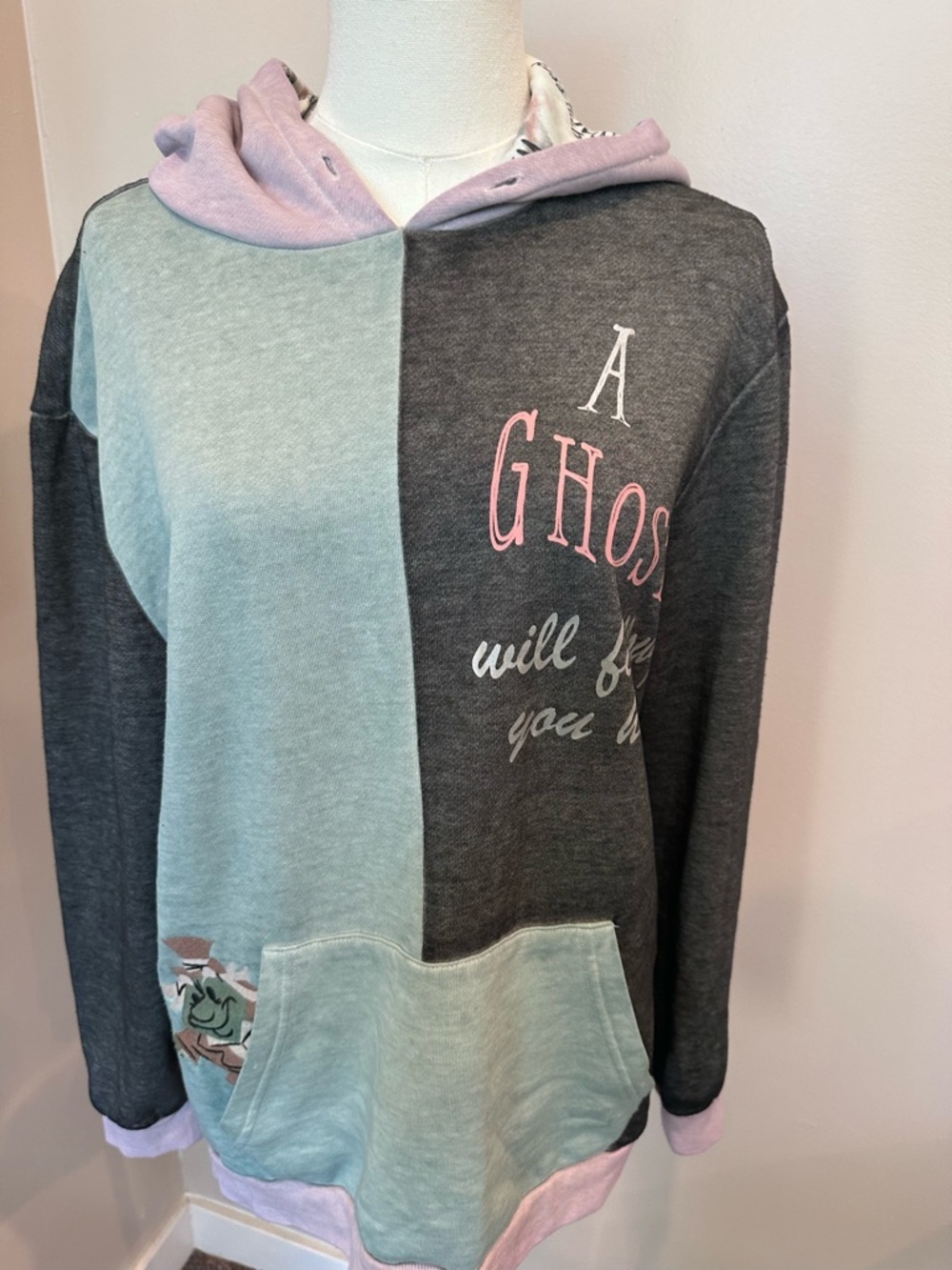 🏰 Disney Haunted Mansion Hitchhiking Ghost Colorblock Hoodie S Spooky Gothcore